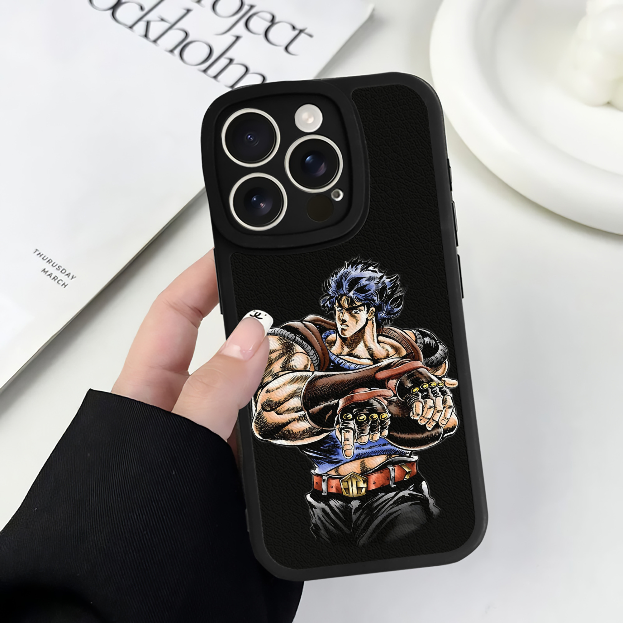 （画像用） ジョジョの奇妙な冒険 /ジョナサン?ジョースター JoJo's Bizarre Adventure Jonathan Joestar 【iPhone 16シリーズ対応】シリコンスマホケース（レザー調） 材質：シリコン